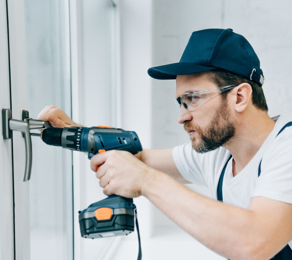 Menuisier AIX-PRESS en train de finir d'installer une porte fenêtre PVC en Pays d'Aix